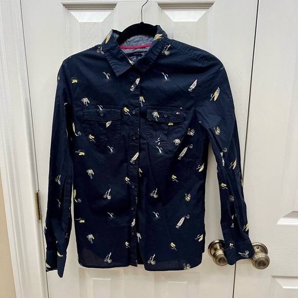 Tommy Hilfiger Tops - Women’s fitted Tommy Hilfiger long sleeve button up fly fishing pattern